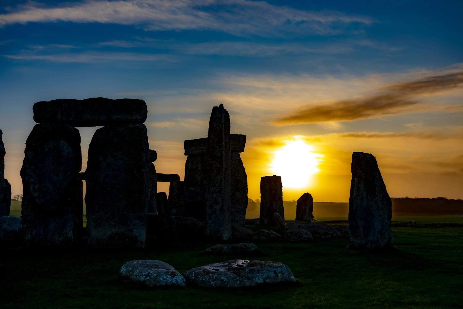 Winter solstice, Stonehenge at dusk